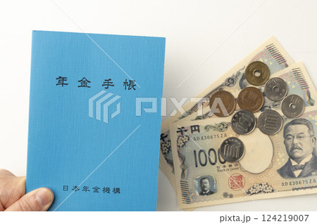 年金手帳と小銭　足りない年金　 124219007