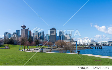 CRAB Park at Portside, on the Vancouver City Harbour shore. Modern city skyline. BC, Canada. 124219065