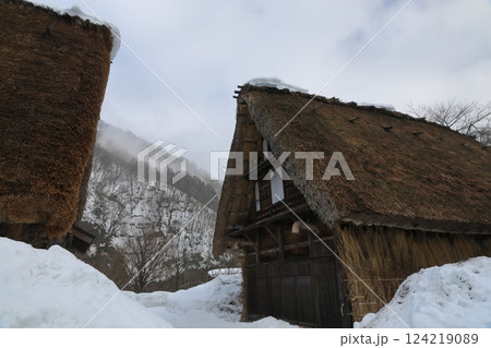 雪に覆われた五箇山合掌の里の風景 雪に覆われた五箇山合掌の里の風景 124219089
