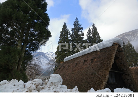 屋根に雪を載せた五箇山合掌の里の合掌造りの家 124219091