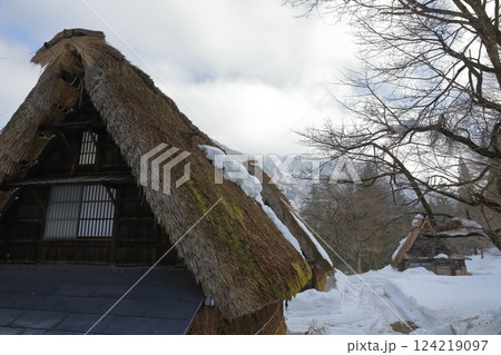 五箇山合掌の里の雪景色の中の合掌造りの家 124219097