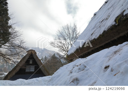 真冬の五箇山合掌の里の雪に覆われた風景 真冬の五箇山合掌の里の雪に覆われた風景 124219098