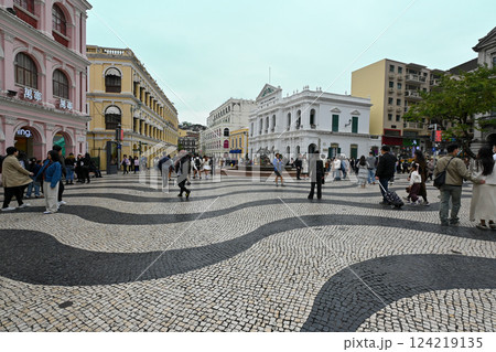 観光客で賑わうセナド広場／マカオ 124219135