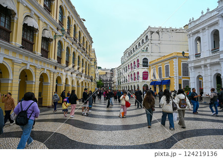 観光客で賑わうセナド広場/マカオ 観光客で賑わうセナド広場/マカオ 124219136