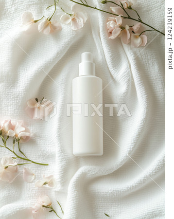 タオルの上に置かれたコスメ商品のボトル ロゴなし タオルの上に置かれたコスメ商品のボトル ロゴなし 124219159