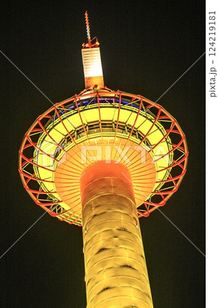 イエローに輝く展望台　京都タワーライトアップ 124219181