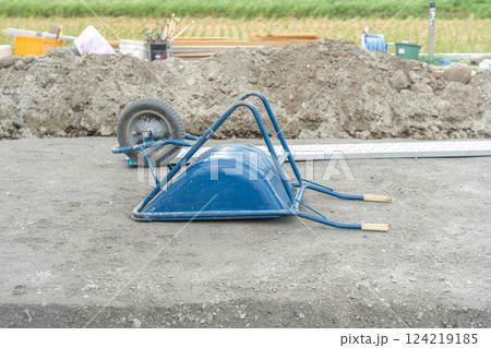 建築現場にある一輪車,手押し車 124219185