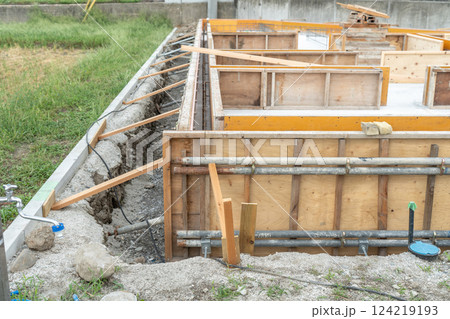 住宅の基礎工事の様子・ベタ基礎・コンクリート・土間コン 住宅の基礎工事の様子・ベタ基礎・コンクリート・土間コン 124219193