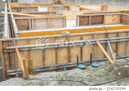 住宅の基礎工事の様子・ベタ基礎・コンクリート・土間コン 124219194
