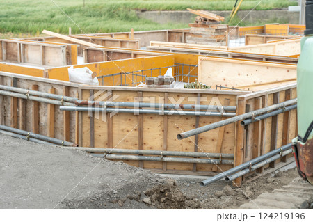 住宅の基礎工事の様子・ベタ基礎・コンクリート・土間コン 住宅の基礎工事の様子・ベタ基礎・コンクリート・土間コン 124219196