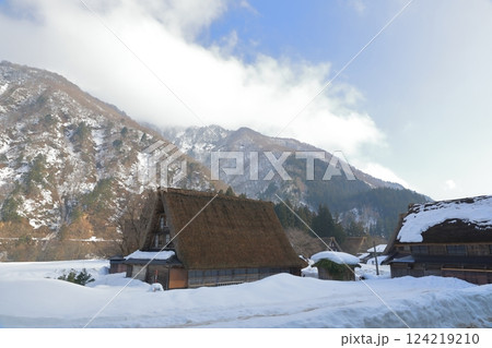 五箇山菅沼合掌造り集落の冬景色 124219210
