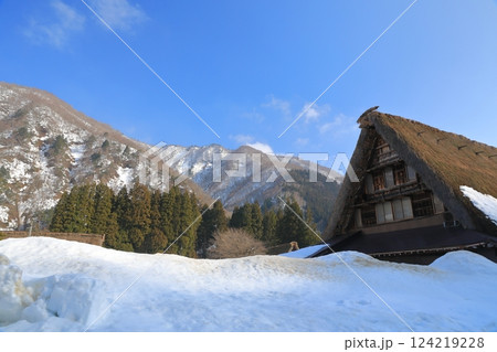 菅沼合掌造り集落の雪の中に建つ合掌造りの家の眺め 124219228