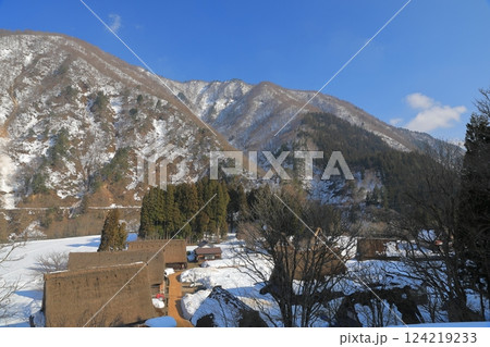 展望広場から望む雪景色の菅沼合掌造り集落 124219233