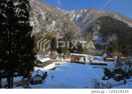 高台から眺めた雪に覆われた菅沼合掌造り集落の景色 124219234