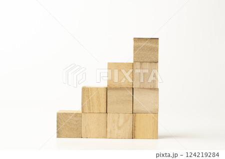 積み木を積み上げる　資産運用 124219284