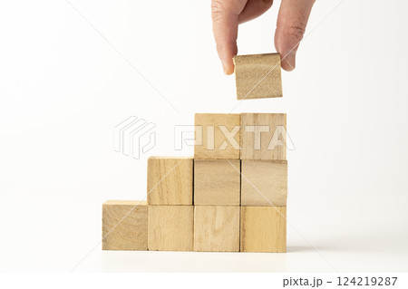 積み木を積み上げる　資産運用 124219287