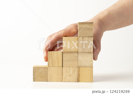 積み木を積み上げる　資産運用 124219289