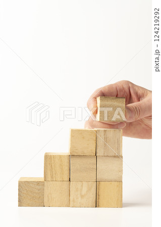 積み木を積み上げる　資産運用 124219292