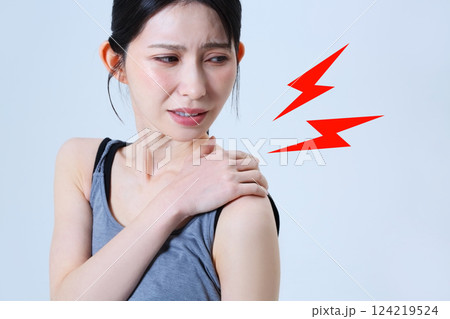 首　肩こりに悩む女性のイメージ 124219524