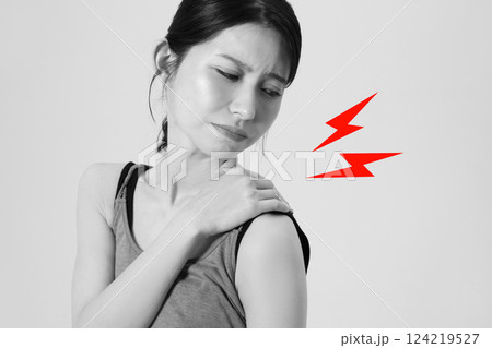 首　肩こりに悩む女性のイメージ 124219527