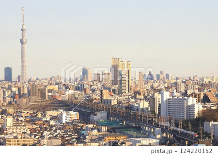 東京スカイツリーをバックに走るJR東日本のE926形・イーストアイ1 124220152