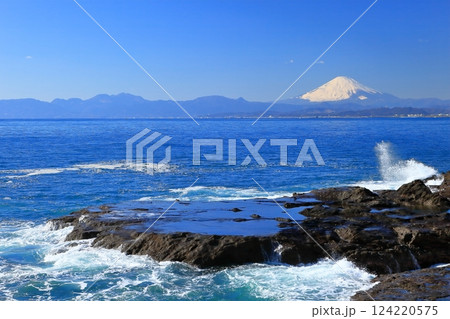 【神奈川県】快晴の江の島から見た富士山 124220575