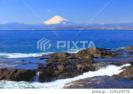 【神奈川県】快晴の江の島から見た富士山 124220576
