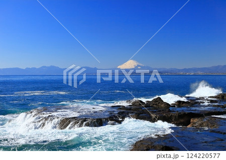 【神奈川県】快晴の江の島から見た富士山 124220577