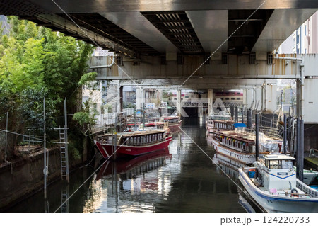 【金杉橋】屋形船のある高架下を通過するサンライズ瀬戸・出雲 【金杉橋】屋形船のある高架下を通過するサンライズ瀬戸・出雲 124220733