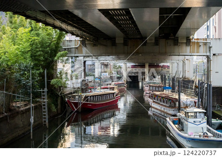 【金杉橋】屋形船のある高架下を通過するサンライズ瀬戸・出雲 【金杉橋】屋形船のある高架下を通過するサンライズ瀬戸・出雲 124220737
