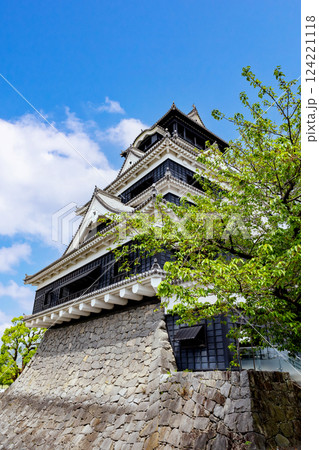 完全復旧した熊本城天守閣の風景 124221118