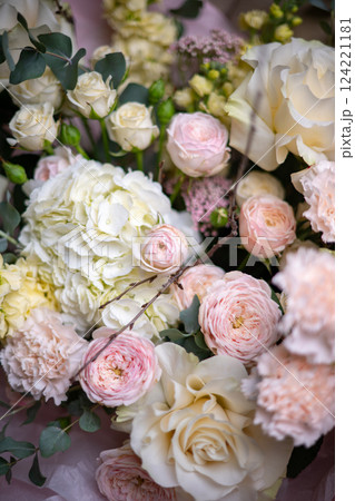 Delicate composition of white and pink roses in a basket 124221181