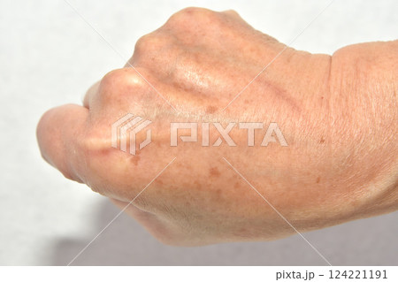 シニアの右手甲 シミ しわ  シニアの右手甲 シミ しわ  124221191