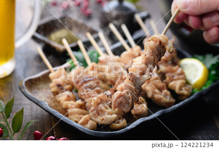 焼き鳥 ( 鶏皮 皮串 )塩味 焼き鳥 ( 鶏皮 皮串 )塩味 124221234