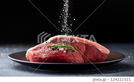 新鮮な肉に塩をまぶす調理シーン2 124221321