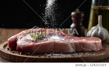 新鮮な肉に塩をまぶす調理シーン4 124221323