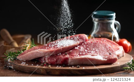 新鮮な肉に塩をまぶす調理シーン5 124221324