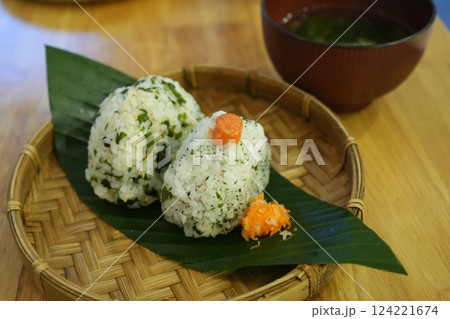 明太わかめ おにぎり 明太わかめ おにぎり 124221674