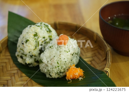 明太わかめ おにぎり 明太わかめ おにぎり 124221675