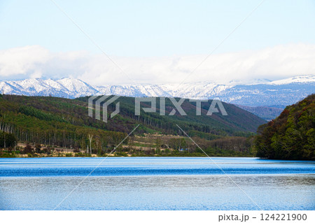 北海道東川町にある忠別湖ダムの春の風景 124221900