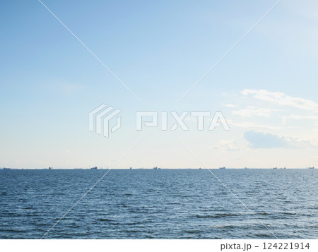 幕張の浜から見る海 124221914