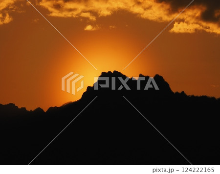 春分の日の太陽を背に浮かぶ妙義山のシルエット（20250320174309） 124222165