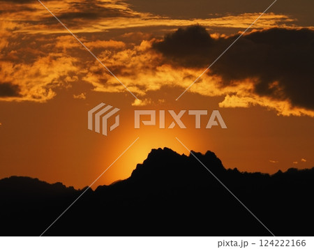 春分の日の太陽を背に浮かぶ妙義山のシルエット（20250320174309） 124222166