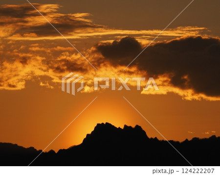 春分の日の太陽を背に浮かぶ妙義山のシルエット(20250320174349) 春分の日の太陽を背に浮かぶ妙義山のシルエット(20250320174349) 124222207
