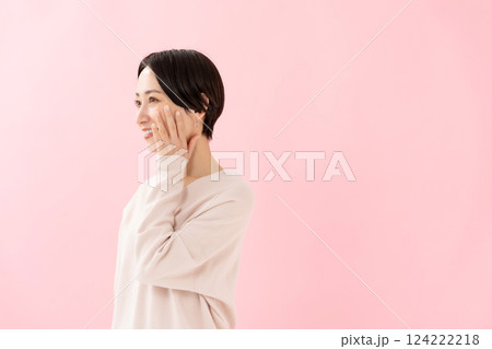 頬を触る女性　ビューティー　潤い 124222218