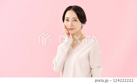 頬を触る女性 ビューティー 潤い 頬を触る女性 ビューティー 潤い 124222222