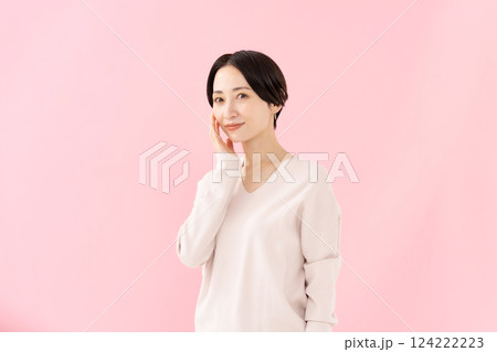 頬を触る女性 ビューティー 潤い 頬を触る女性 ビューティー 潤い 124222223