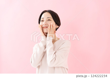 頬を触る女性　ビューティー　潤い 124222234