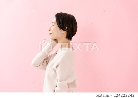 頬を触る女性　ビューティー　潤い　横顔 124222242