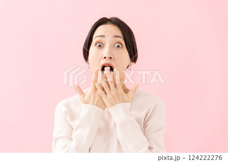 女性 ビューティー 驚く 女性 ビューティー 驚く 124222276